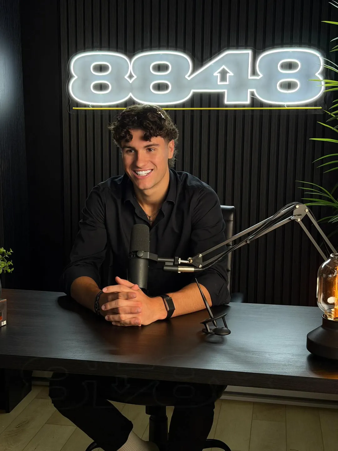 Gabriel Lessard, fondateur de 8848, au micro sous le néon 8848